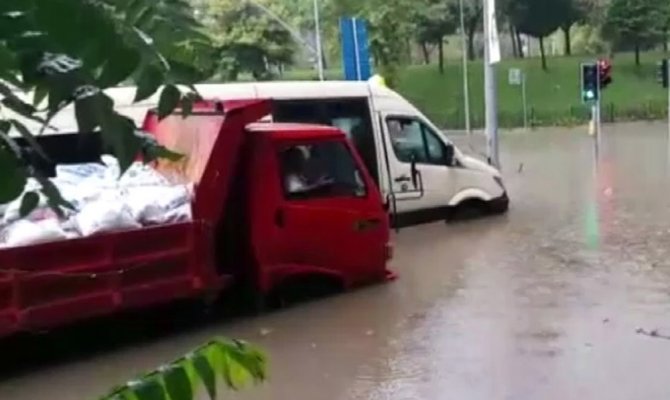 Gaziosmanpaşa’da araçlar suya gömüldü