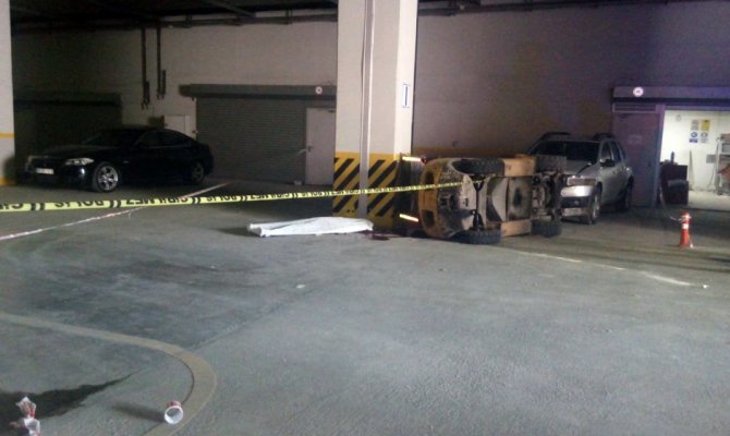 Devrilen forklift altında feci şekilde can verdi
