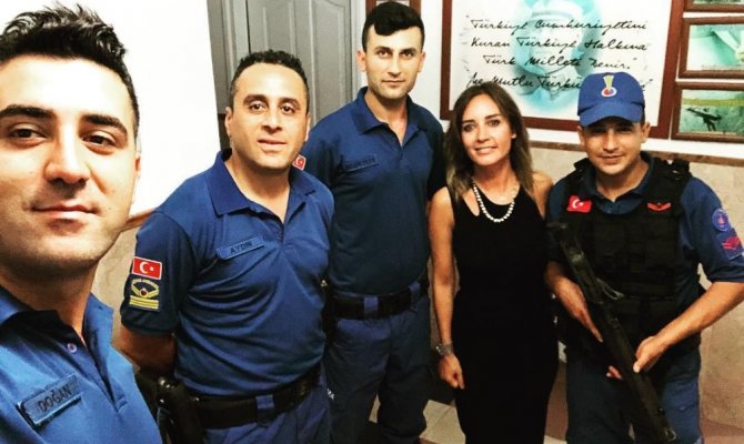 Nazlı Çelik Bodrum tatilinde askerleri ziyaret etti