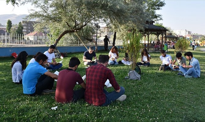 Yüksekovalı gençler parkta kitap okudu