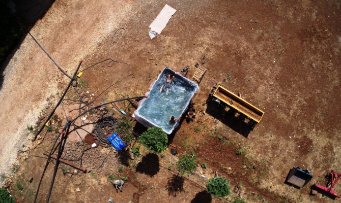 Römorku çocukları için havuza çevirdi