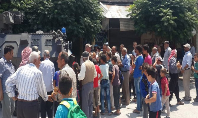 Mehmetçik Afrin halkına yardım ediyor