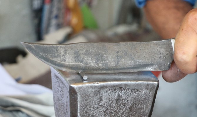 Bu bıçak demir kesiyor