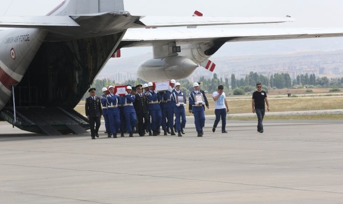 Eşinin ve oğlunun tabutunu gözyaşlarıyla uğurladı