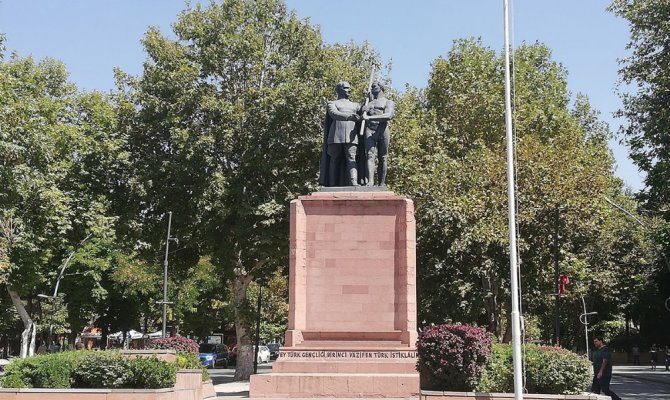 Çıplak heykele ‘Şort’ talebi