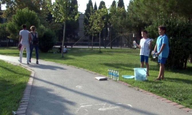 Su satıp sokak hayvanlarına mama alıyorlar