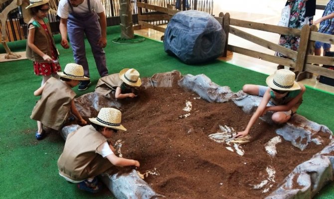 Kahramanmaraşlı çocuklar dinozorlarla buluştu