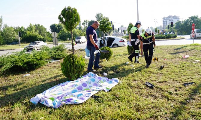 İki otomobil çarpıştı: 1 ölü, onlarca yaralı var