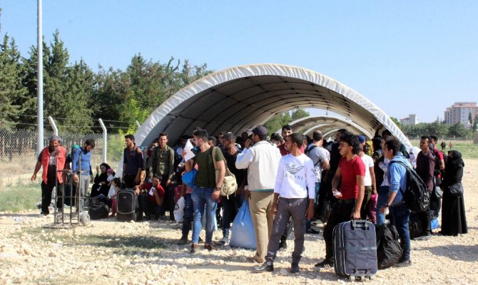 Suriyelilerin vatan özlemi aşırı sıcakları dinlemedi