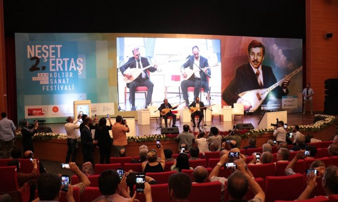 Kalın Neşet Ertaş türküleri söyledi