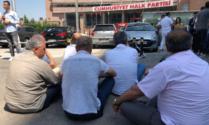 CHP’li muhaliflerden Genel Merkez önünde oturma eylemi başlattı