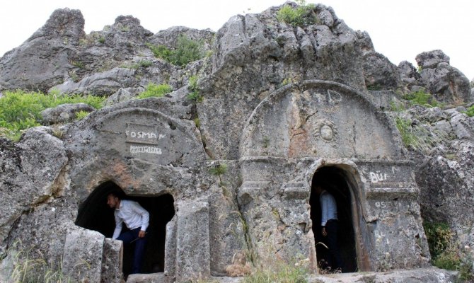 Kahramanmaraş'taki kaya mezarlar dikkati çekiyor