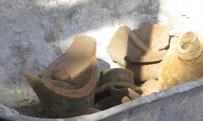 Okul bahçesindeki kazısında 2 tarihi testi bulundu