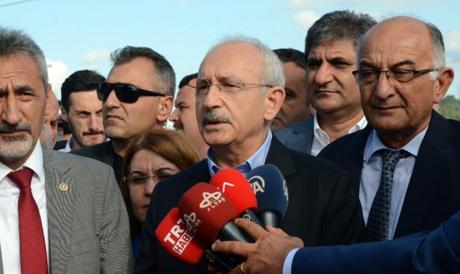 CHP lideri yıkılan köprüyü yerinde inceledi