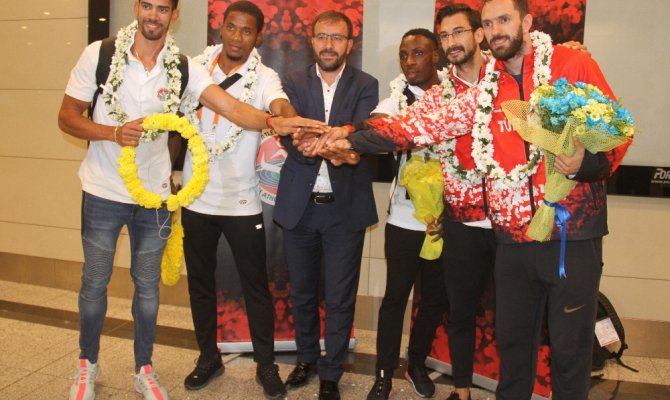 Şampiyonlar Türkiye’ye döndü