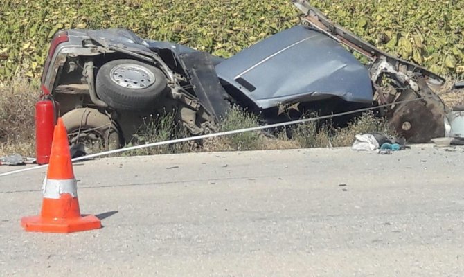 İki otomobil kafa kafaya çarpıştı: 2 ölü, 2 yaralı