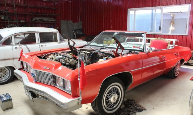 Eski otomobiller onların elinde hayat buluyor