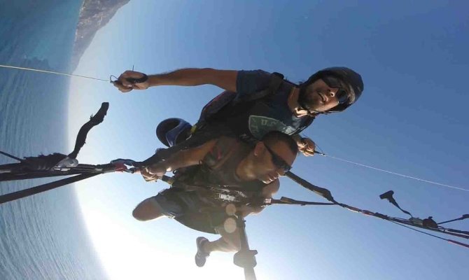 Yamaç paraşütüyle atlayan tatilcilerin zor anları