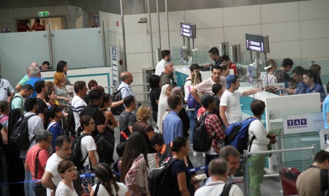 Tatilciler havalimanında uzun kuyruklar oluşturdu