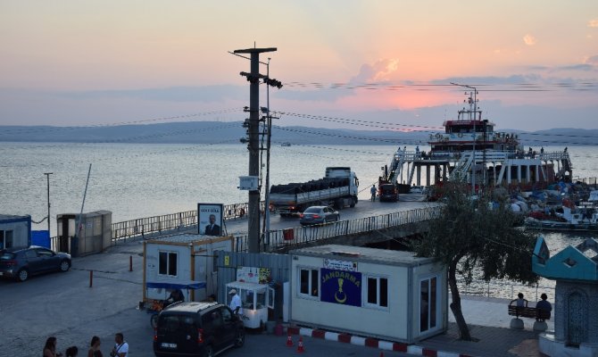 Feribot seferlerinde de yoğunluk yaşanıyor