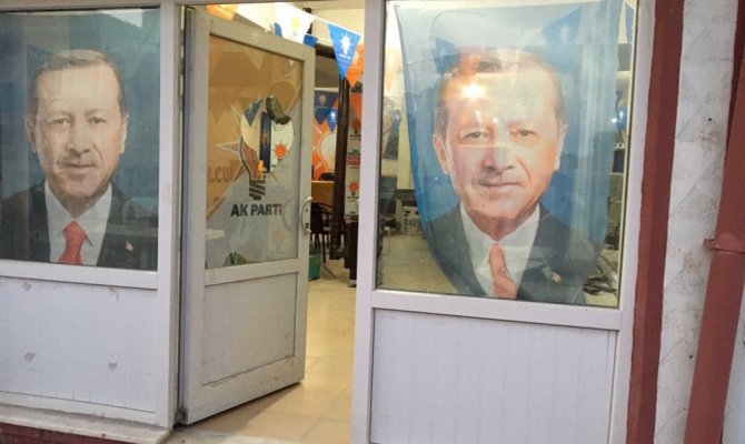 AK Parti binasına çirkin saldırı