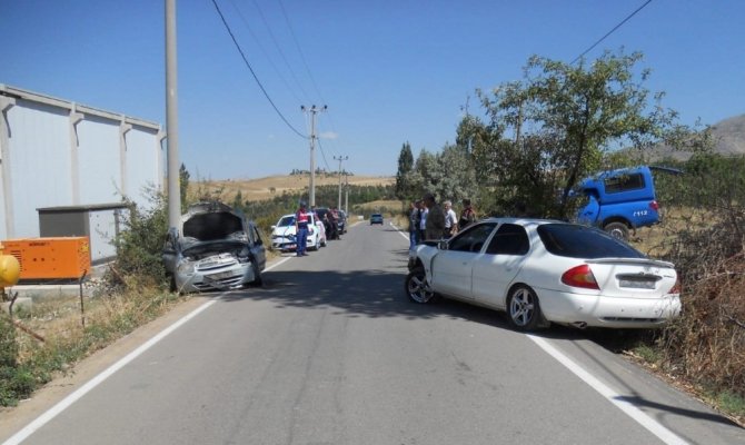 Kahramanmaraş'ta otomobiller kafa kafaya çarpıştı: 10 yaralı