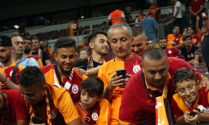 Galatasaray 99 gün sonra taraftarıyla buluştu