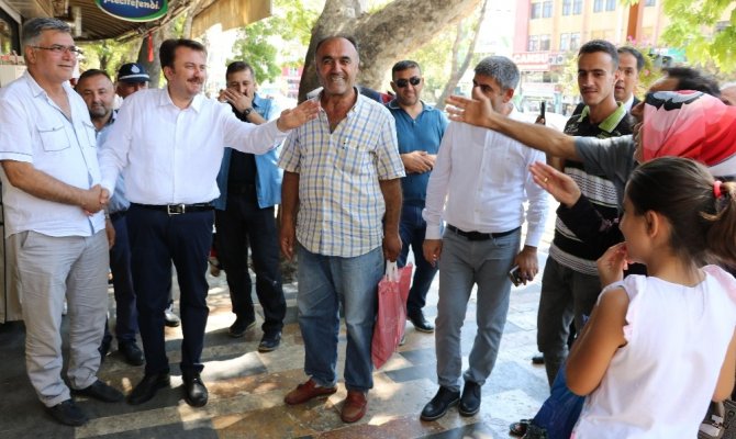 Büyükşehir Belediye Başkanı Erkoç esnaf ve vatandaşlarla bayramlaştı