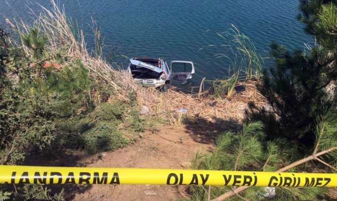 Otomobil gölete uçtu, 4 kişi boğularak hayatını kaybetti