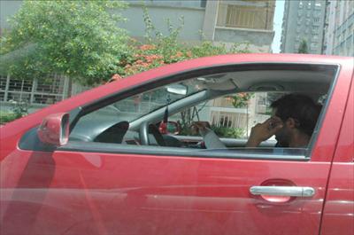 Alçılı kolla direksiyon başında