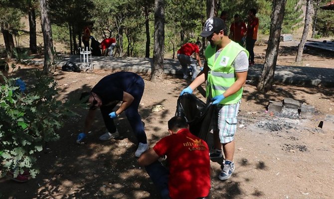 Piknikçiler kirletti 'taraftarlar' temizledi
