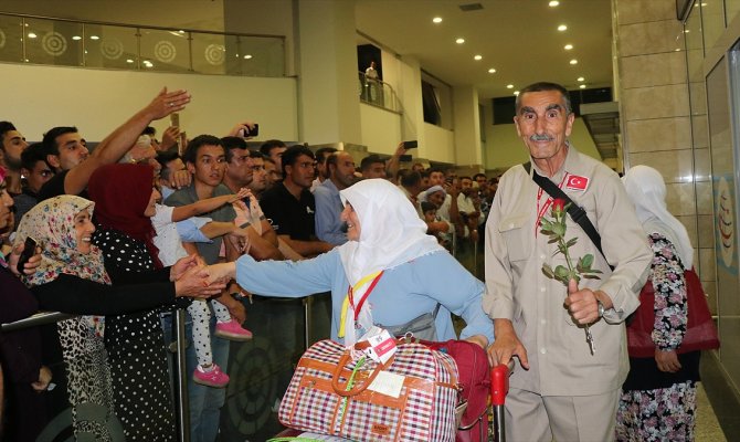 Diyarbakır'da ilk hac kafilesi güllerle karşılandı