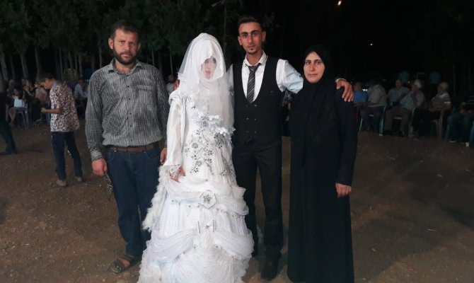 Suriyeli çift el birliği ile evlendi
