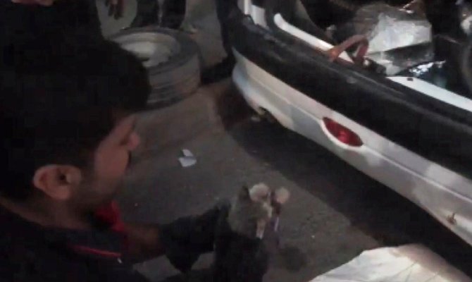 Otomobilde mahsur kalan kedi kurtarıldı