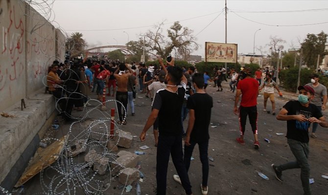 Basra'da İran Başkonsolosluğu yakıldı