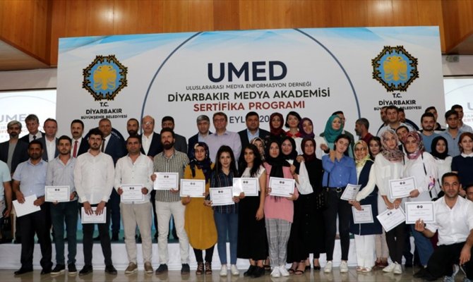 Diyarbakır'da Medya Okulu mezunları sertifikalarını aldı 