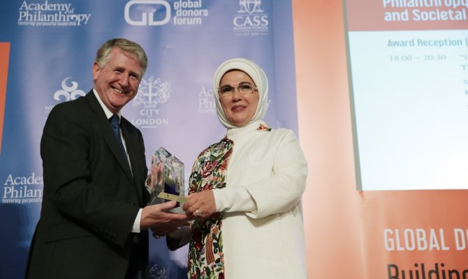Emine Erdoğan’a “İnsani Hizmet Takdir Ödülü” verildi