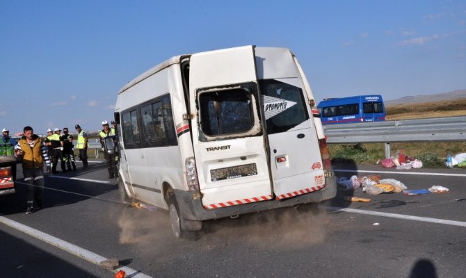 Lastiği patlayan minibüs takla attı: 5 yaralı