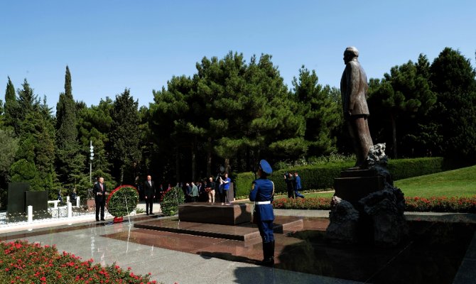 Aliyev’in kabrini ve şehitlikleri ziyaret etti