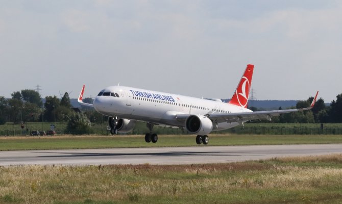 Türk Hava Yollarının ilk uçağı yeni havalimanına indi