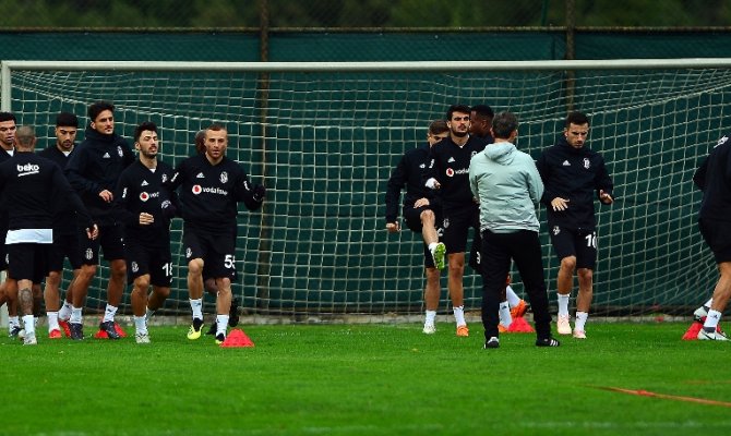 Beşiktaş, Kayserispor hazırlıklarını yağmur altında sürdürdü