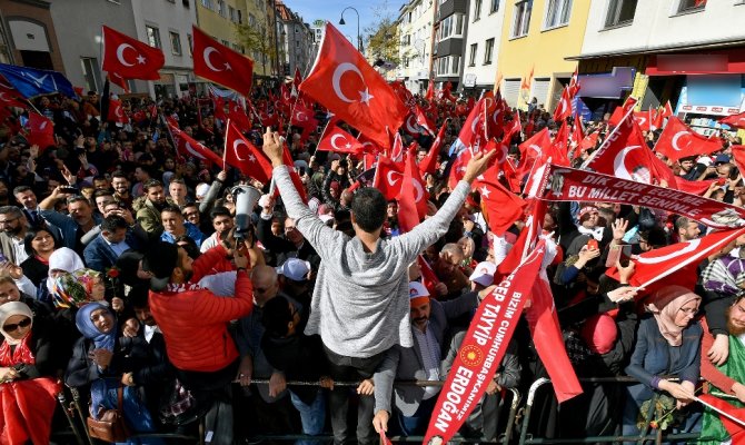 Avrupa’da yaşan Türkler Köln’e akın etti