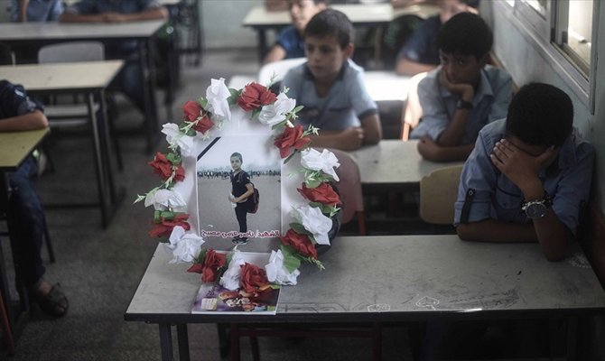 Gazze 12 yaşındaki küçük şehidine ağlıyor