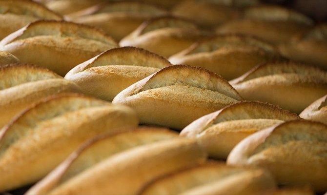 Enflasyonla mücadele için ekmeği 90 kuruşa indirdi