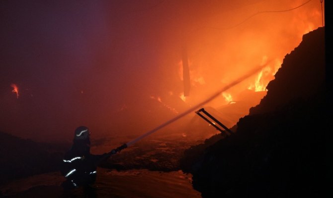 Kahramanmaraş’ta fabrika yangını kontrol altına alındı
