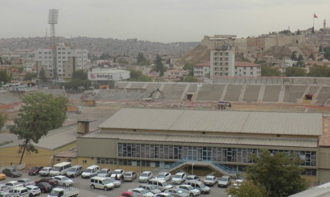 Gaziantep Kamil Ocak Stadyumu’nun tribünleri yıkılıyor