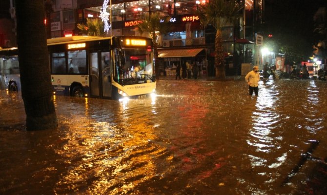 Aşırı yağışlar sokakları göle çevirdi