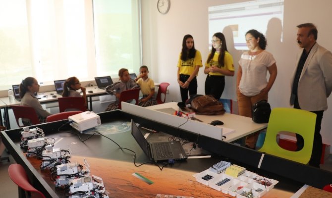 Gaziantep’te kız çocuklarına robotik kodlama öğretildi