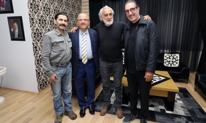 Cem Özer’in film setinde ayağını kırdı