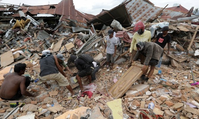 Yaklaşık 2 bin kişinin öldüğü depremden geriye kalanlar